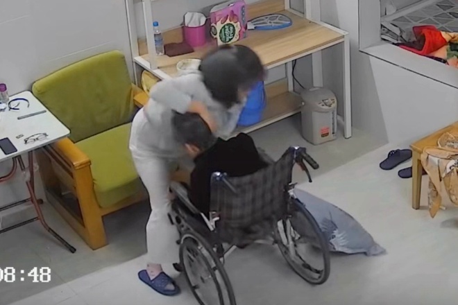 Xem camera, con trai sốc vì phát hiện mẹ 82 tuổi bị giúp việc bạo hành |  Znews.vn