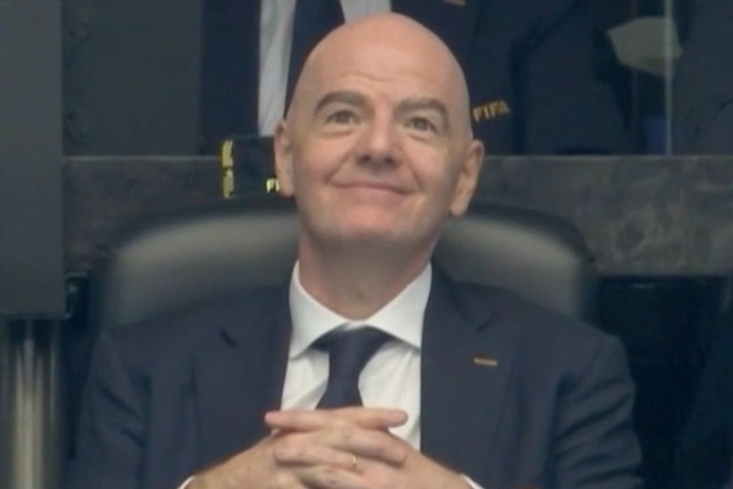 Nụ cười của chủ tịch FIFA trong ng&agrave;y T&acirc;y Ban Nha hạ gục Ph&aacute;p | Znews.vn