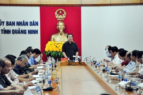 Phó Thủ tướng họp với tỉnh Quảng Ninh trong tối qua 18/7. Ảnh Nghĩa Hiếu.