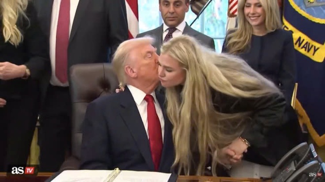 Tổng thống Trump hôn Erika Kirk gây bão mạng - Thế giới