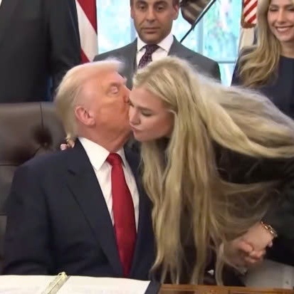 Tổng thống Trump hôn Erika Kirk gây bão mạng - Thế giới