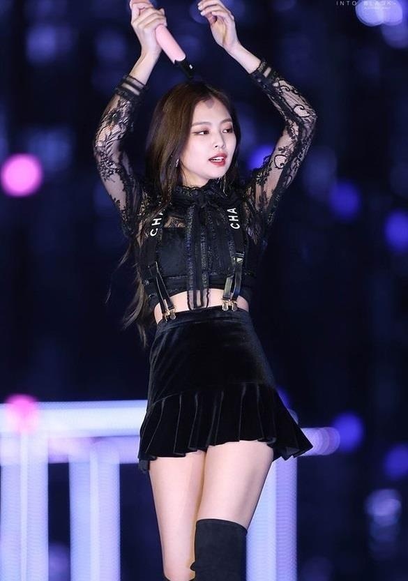 Đẳng cấp Jennie (BLACKPINK) là đây: Thay đổi nhỏ một chút mà ai cũng tưởng  mới mua dép mới!