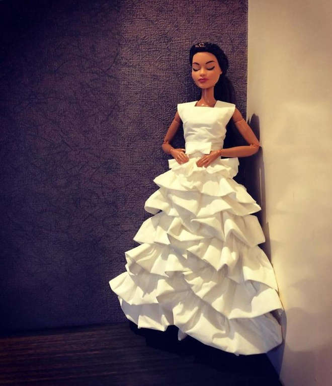 Độc đáo những bộ váy cưới lộng lẫy được làm từ... giấy vệ sinh | VOV.VN