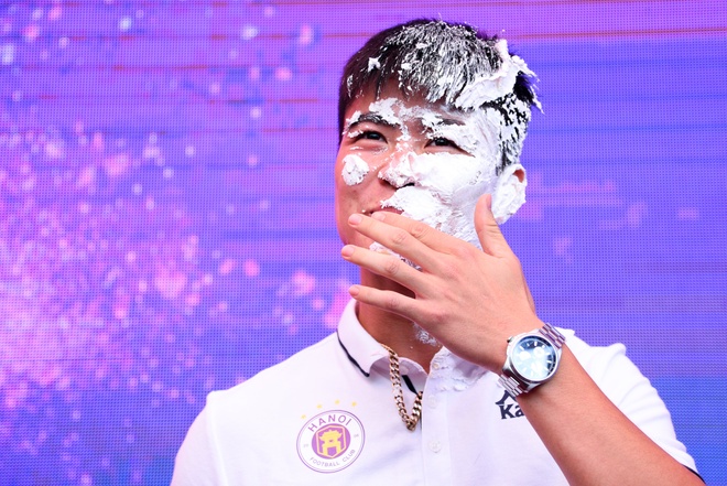 Fan &uacute;p b&aacute;nh v&agrave;o mặt Duy Mạnh để ch&uacute;c mừng sinh nhật sớm | Znews.vn