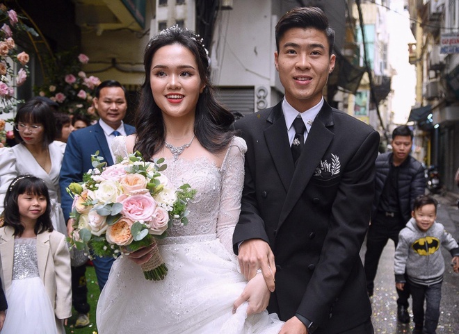 Trước giờ lên xe hoa, hé lộ 2 bộ váy cưới cực lộng lẫy của Quỳnh Anh, nhưng  xem ra chú rể Mạnh 