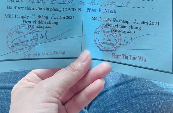 Ky luat can bo vu co gai khoe ''tiem du 2 mui vaccine nho ong anh' anh 1