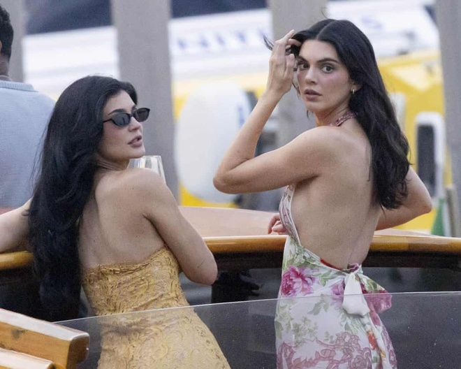 Chị em Kardashian hở bạo ở đám cưới tỷ phú giàu bậc nhất thế giới - Đời sống