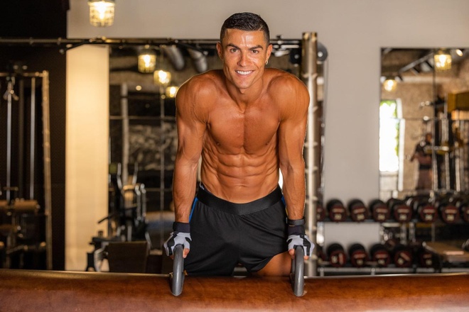 Cơ bụng 6 múi của Ronaldo ở tuổi 37 - Thể thao
