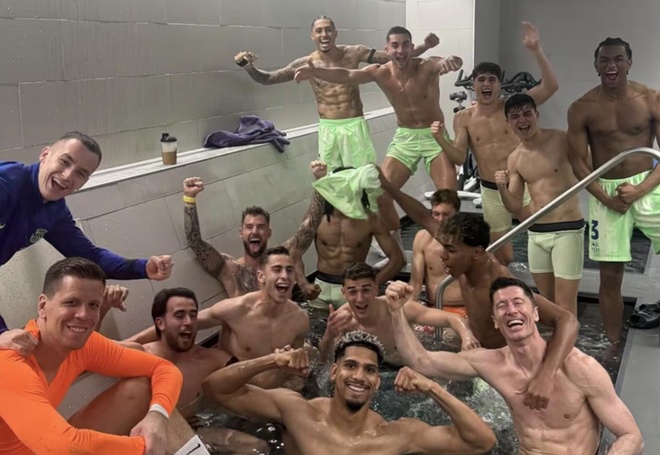 Image hình ảnh hình ảnh hình ảnh hình ảnh hình ảnh hình ảnh hình ảnh Inigo Martinez - Hình ảnh Barca tắm tập thể - Thể thao