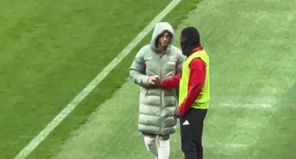 Tiết lộ nội dung cuộc đối thoại giữa Palmer và Mainoo ở đường biên 2 Palmer gây tranh cãi khi trò chuyện với Mainoo - Thể thao