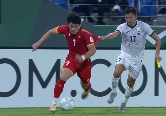 Khoảnh khắc Đ&igrave;nh Bắc bị đối thủ giật băng đội trưởng | Znews.vn