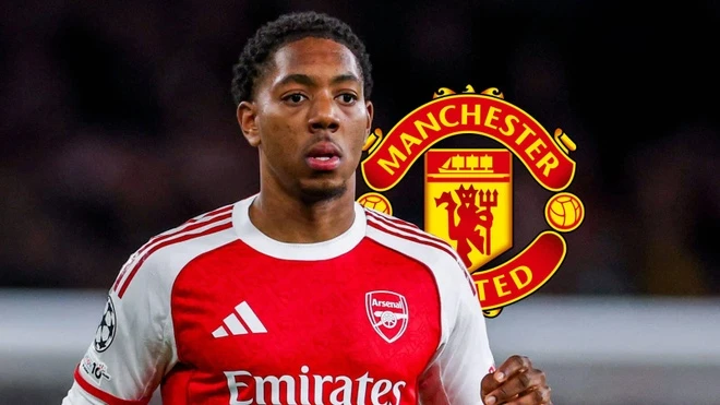 Ch&iacute;nh thức XONG vụ Lewis Hall đến Man United, HLV Carrick đ&oacute;n bom tấn từ Arsenal trước m&ugrave;a giải mới?