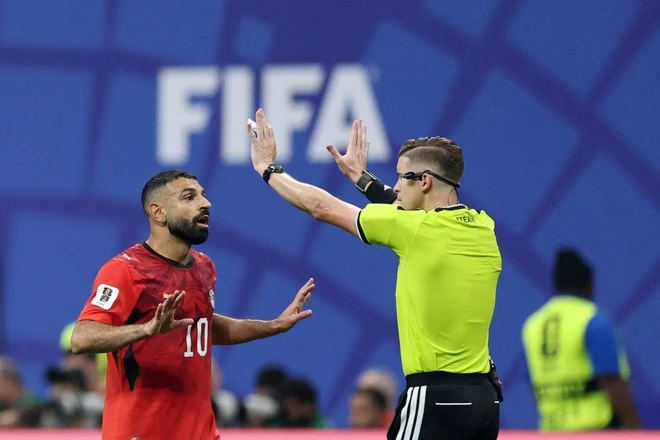 Salah đòi VAR nhưng bị trọng tài phớt lờ