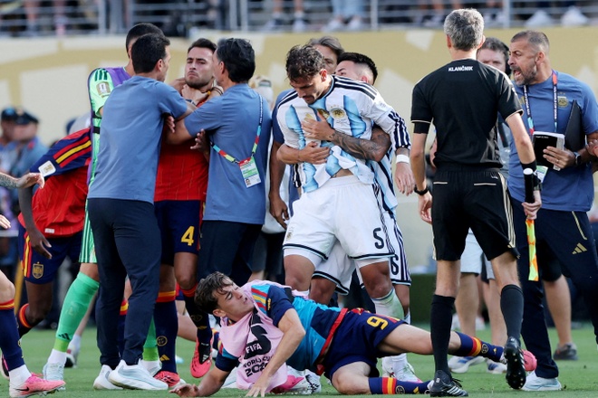 Cầu thủ Argentina thứ hai nhận thẻ đỏ | Znews.vn