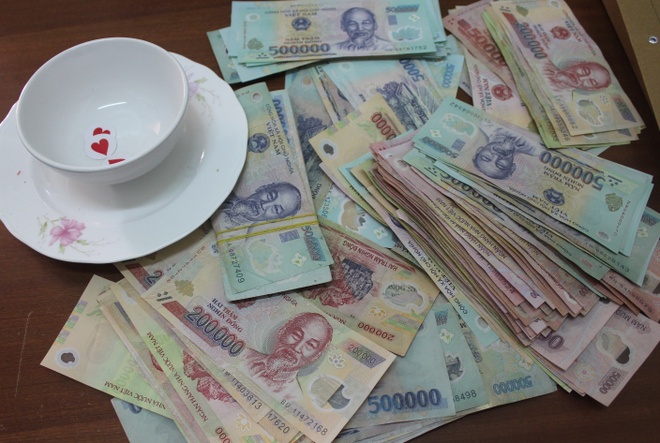 Tang vật thu được khi đột nhập vào bắt sới bạc.