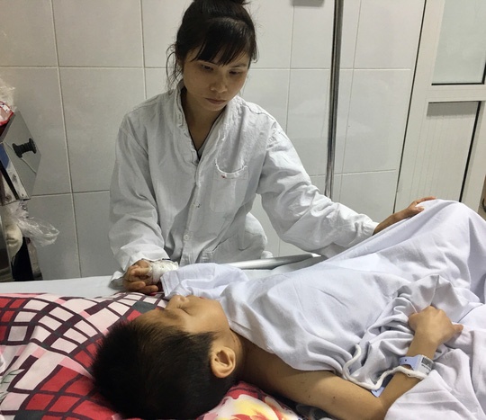 be trai bi cho can duong vat anh 1