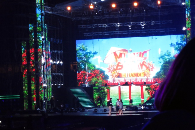 Sân khấu của Music Bank 2015 được thiết kế hoành tráng. 