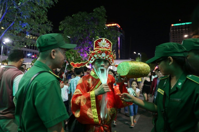 Nguoi dan don giao thua Tet Dinh Dau 2017 anh 7