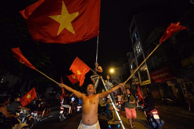 Nguoi dan an mung chien thang tuyen Olympic VN anh 31