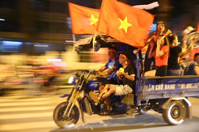 Nguoi dan an mung chien thang tuyen Olympic VN anh 40