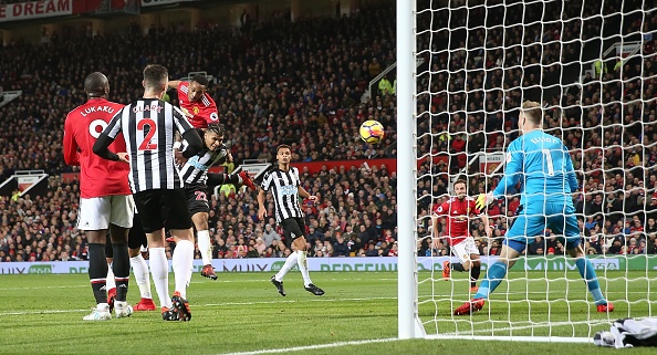 Man Utd vs Newcastle: Pogba,  Ibrahimovic tro lai anh 20