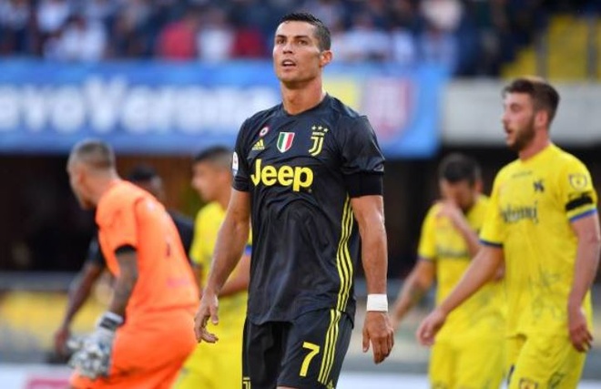 Ronaldo ra mat Serie A anh 24