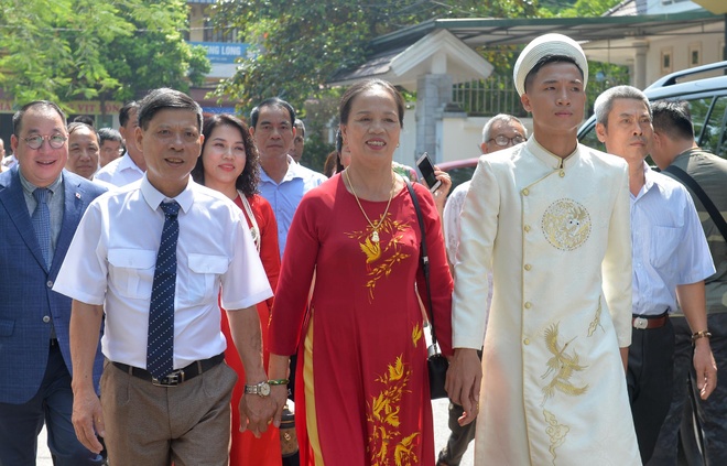 le an hoi Bui Tien Dung,  trung ve Bui Tien Dung,  ban gai Nguyen Khanh Linh,  Bui Tien Dung lay vo anh 13