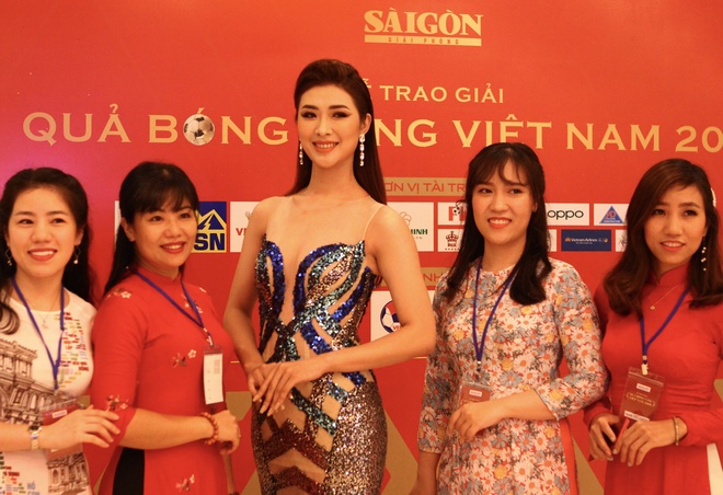 trao giai Qua bong vang anh 23