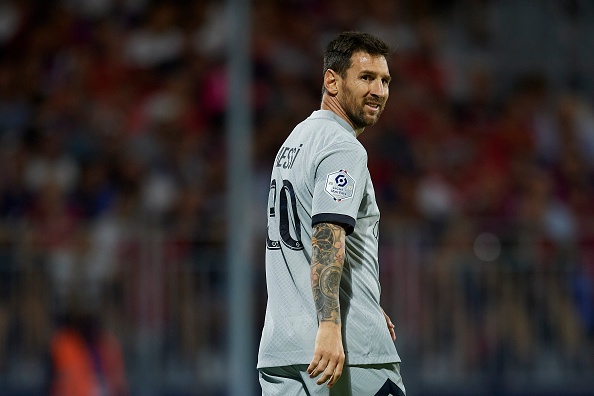 Ronaldo duoc de cu Qua bong vang,  Messi vang mat anh 2