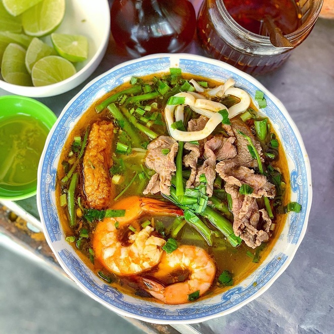BÚN THÁI QUẬN 4 TRONG TÔ ĐỎ CAM BẮT MẮT KÈM RAU THƠM VÀ ỚT TƯƠI