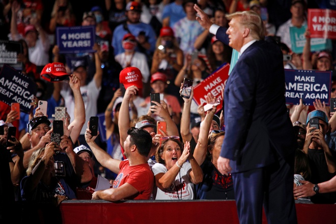 Trump mac Covid-19 anh 1