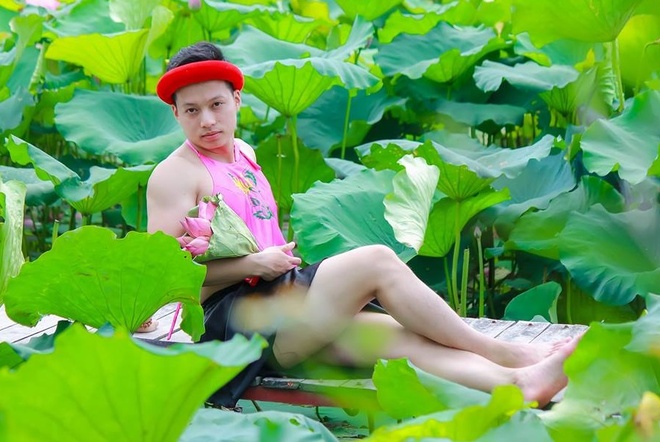 chang trai tao dang ben ho sen anh 2