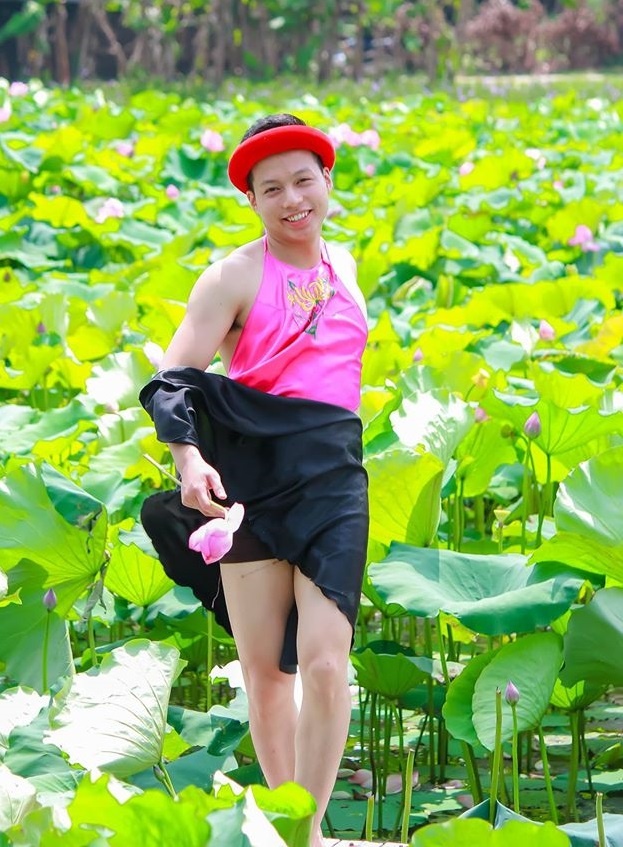 chang trai tao dang ben ho sen anh 3