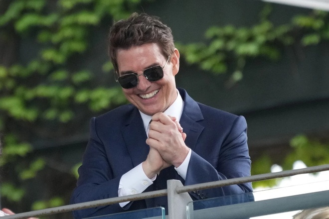 Khoảnh khắc gây tranh cãi của Tom Cruise - Giải trí