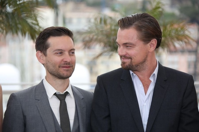 Leonardo DiCaprio và Tobey Maguire đeo vòng đôi - Giải trí
