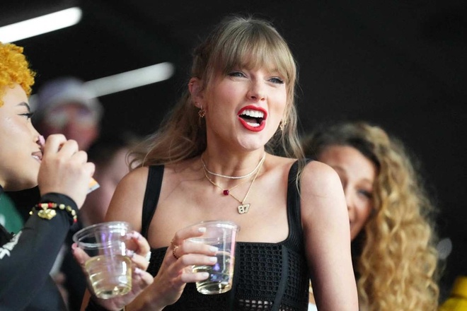 Thấy gì từ 53 giây gây tranh cãi của Taylor Swift ở Super Bowl - Giải trí