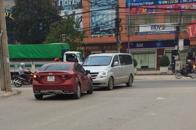Co gai di nguoc chieu con chui boi nguoi khac anh 1