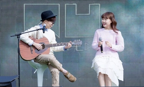 AKMU là tân binh của công ty YG, mới đạt thành tích all-kill với album đầu tay Play. Ảnh: kayoforum