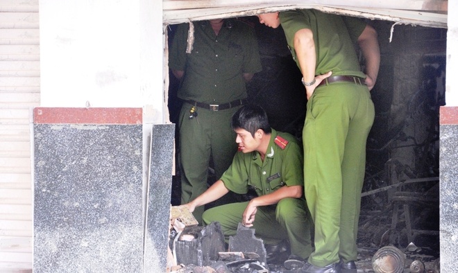 Lực lượng chức năng khám nghiệm hiện trường vụ hỏa hoạn.