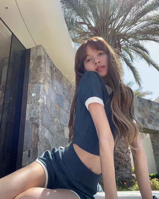 Chiroyli yosh yigitlar jilmayishadi