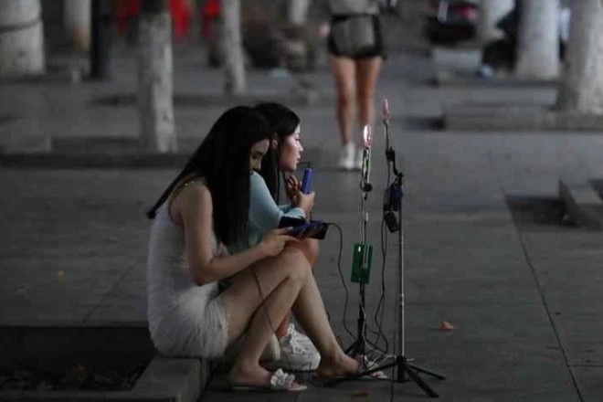 mat toi nghe livestream anh 3