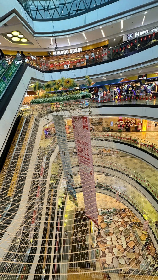 Vạn Hạnh Mall nói gì sau 3 vụ rơi lầu tử vong? - Đời sống