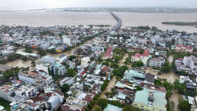 Miền Trung oằn mình vì lũ lịch sử: Thiệt hại nặng nề từ núi đến biển - Đời  sống