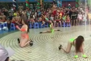 dan thieu nu mac bikini nhay phan cam anh 1