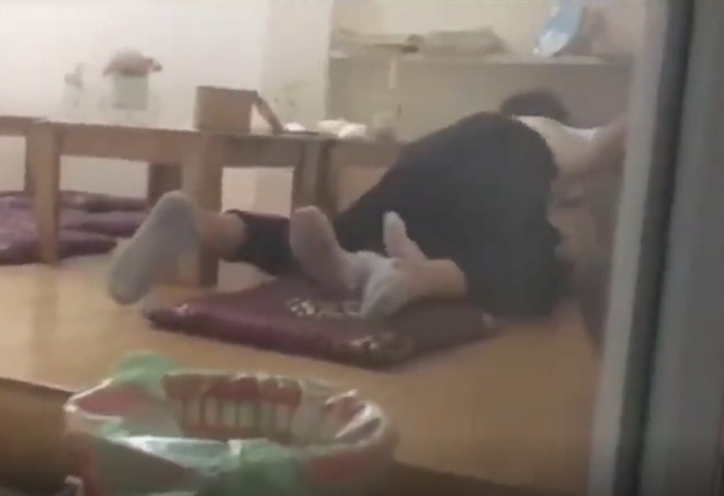 doi nam nu quan he o noi cong cong co bi xu phat anh 1