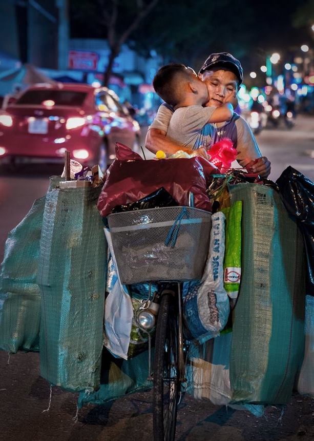 nu hon am ap cua cau be trong dem trung thu anh 1