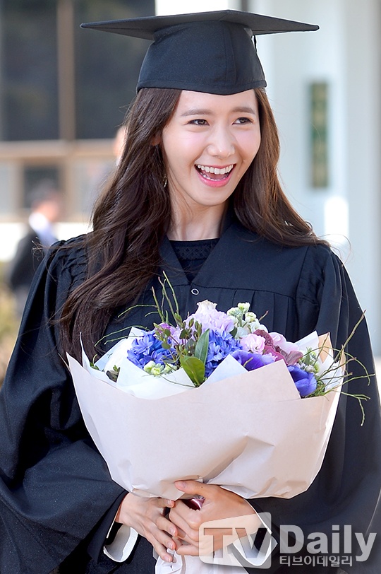 Yoona (SNSD) rạng rỡ khoác áo cử nhân - Sao Hollywood