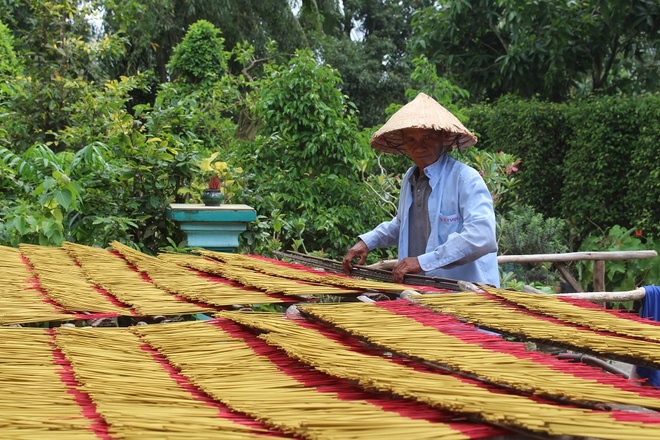 Nghề làm nhang mùa nắng nóng ở ngoại ô Sài Gòn - Kinh doanh