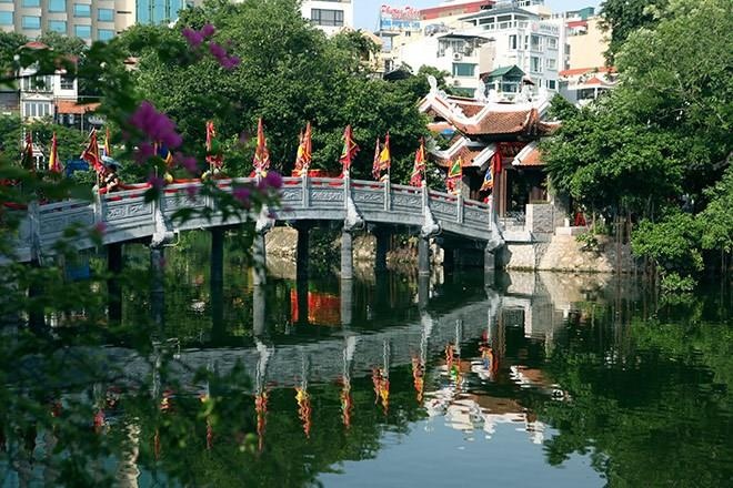 Ăn gì, chơi gì gần Đền Thủy Trung Tiên, Hồ Trúc Bạch? Gợi ý địa điểm hấp dẫn