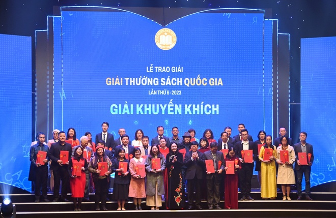 giai thuong sach quoc gia anh 8